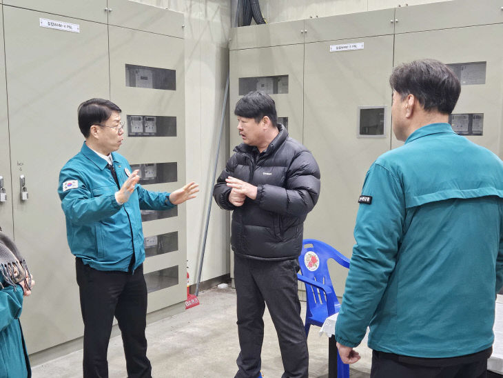 유재영 서천부군수가 전통시장 안전점검을 하고 있다