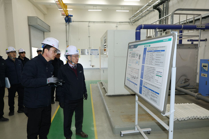 김성훈 이사장이 굴포천 유지용수 공급시설을 점검하고 있다.