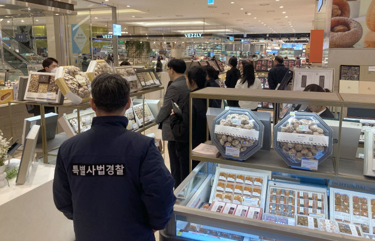 보도자료 사진1_대형 유통매장에서 유통단속을 진행하고있다