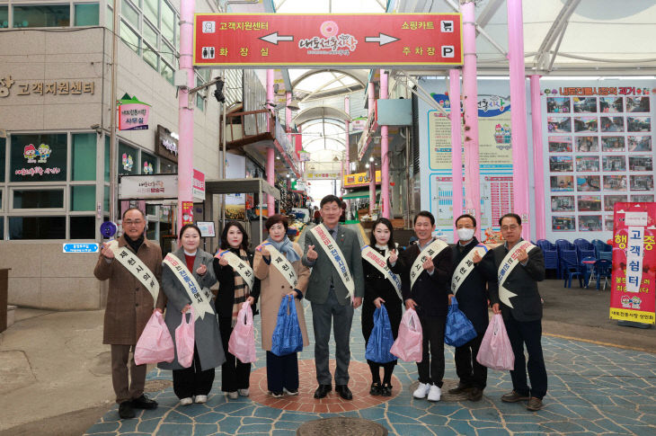 제천시의회 의원들과 전통시장 장보기