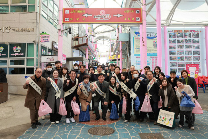 제천시의회 직원들과 전통시장 장보기
