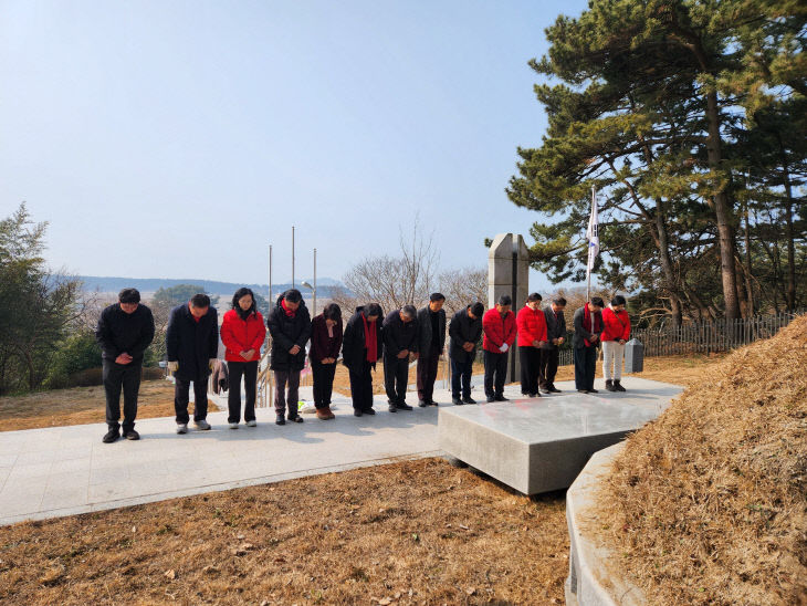 반공오열사 묘역을 참배하고 있는 국민의힘 서천당협위