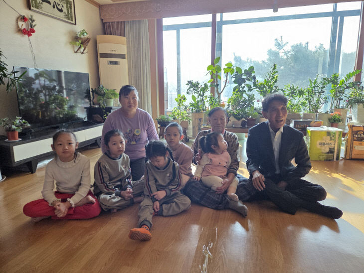 사본 - (사진6) 정미면 설명절맞이 다자녀가구 방문사진