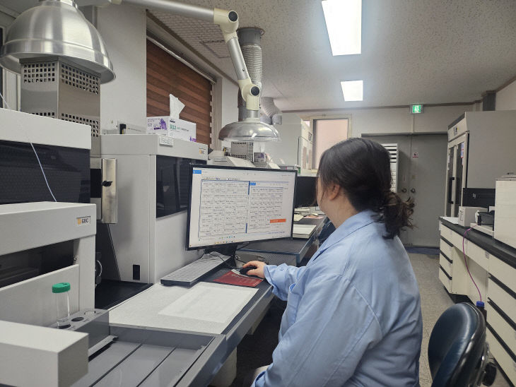 보도 1) 토양 검정하고 있는 모습(1)