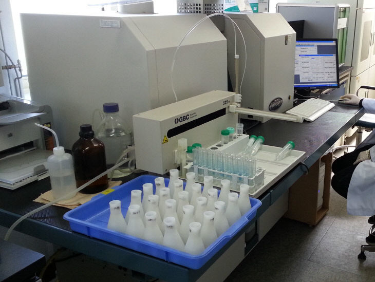 보도 1) 토양 검정하고 있는 모습(2)