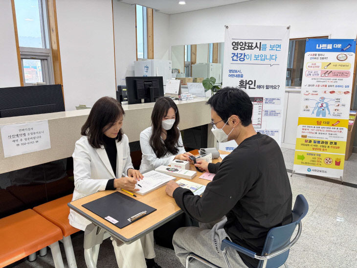 서천보건소가 주민을 상대로 건강상담을 하고 있다