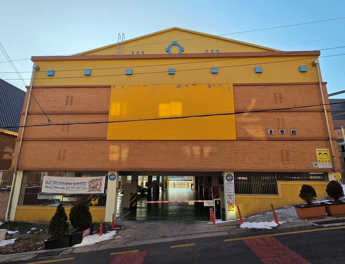 주차지원과-성남동중학교 체육관 주차장 입구 모습