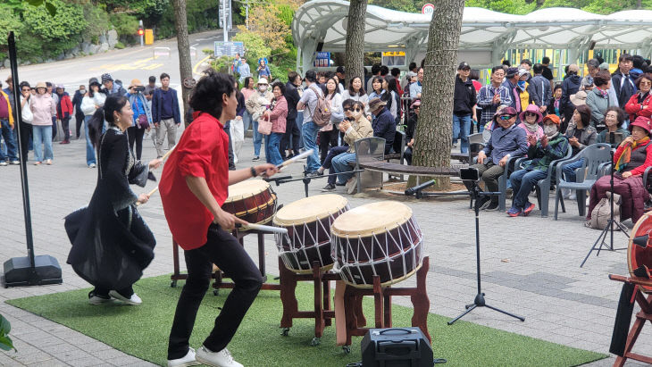 【사진설명1= 2025년 태종대유원지 버스킹 공연 모습】
