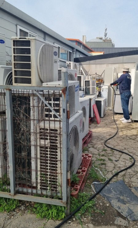 유충 구제 작업 사진.(충주시 제공)