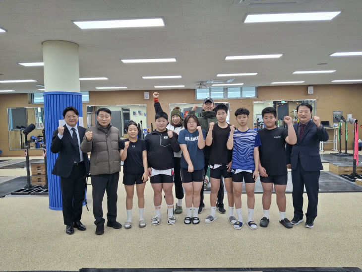 장항중 역도부 선수들이 화이팅을 외치고 있다