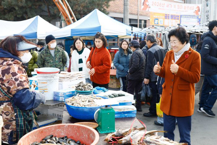 1김경희 이천시장, 설 맞아 전통시장 방문 활력 응원 4