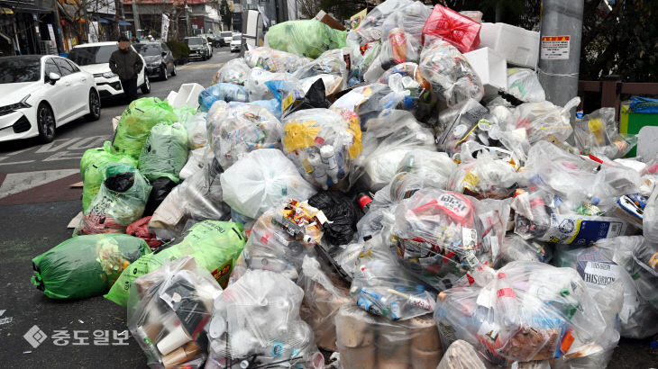 20260222-연휴부터 방치된 쓰레기