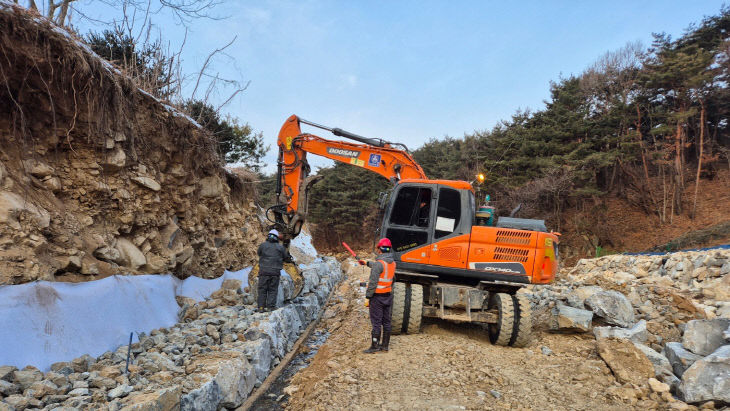 1. 기능(항구) 복구 사업이 진행되고 있는 해미면 산수천 모습2