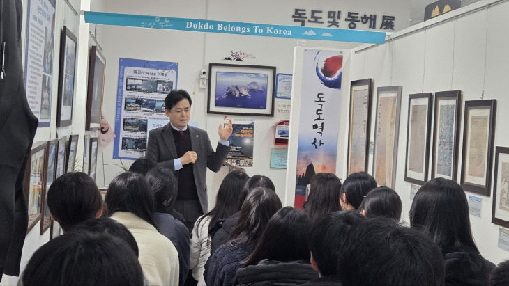 2.청소년들에게 독도특강을 하고있는 길종성회장