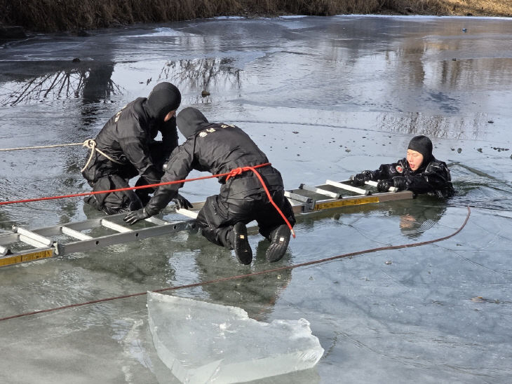 금산소방서 구조대 동계 수난구조훈련 장면