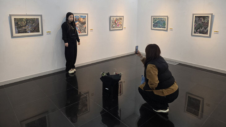 1. 안견문화제 전국청소년미술공모전 선정작 전시 관람객 사진