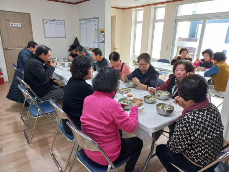 경로당 식사 모습.(충주시 제공)