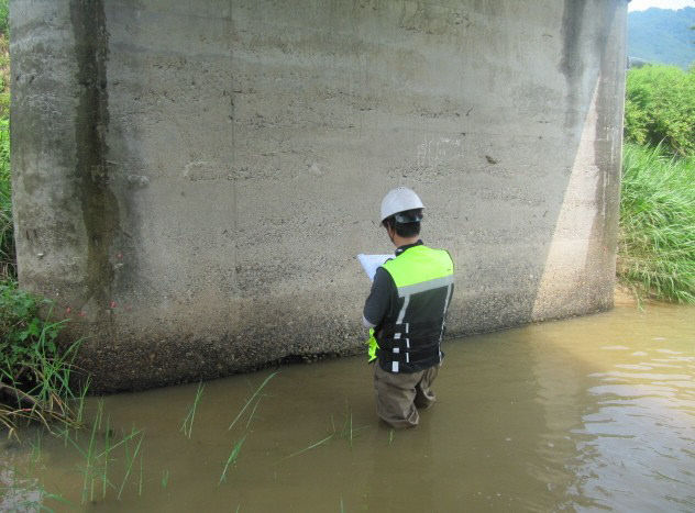 교량 안전점검 모습.(충주시 제공)
