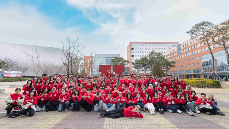 퍼스기념촬영을 하고 있다