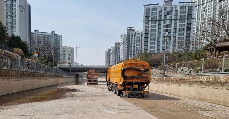 금빛수로 청소 모습