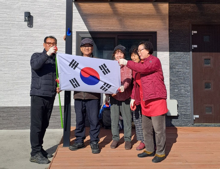 요동마을 3.1절 맞아 전 가구 태극기 달기 운동 전개 (2)