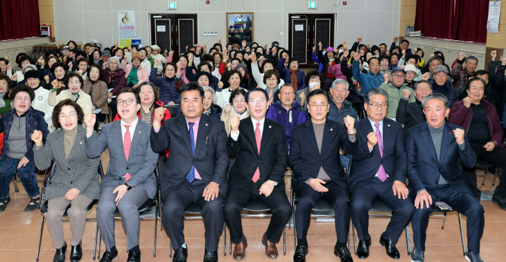 사업설명회에 참석해 기념사진을 찍고 있다.