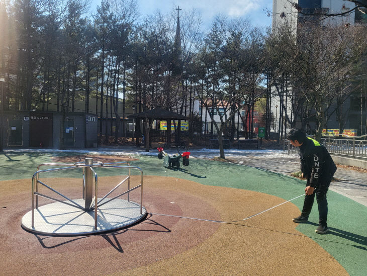 안전총괄과(지난해 어린이놀이시설 점검 모습)