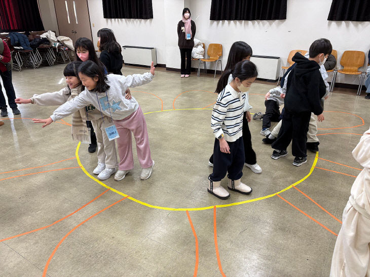 사진1. '몸으로 배우는 전래놀이' 프로그램 진행 사진
