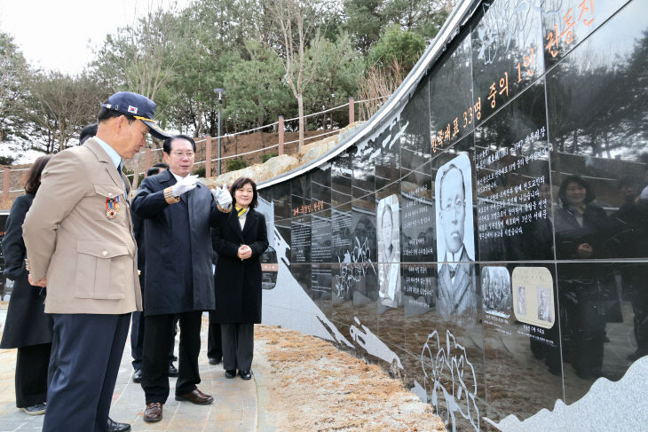 테마 공원을 둘러보고 있다