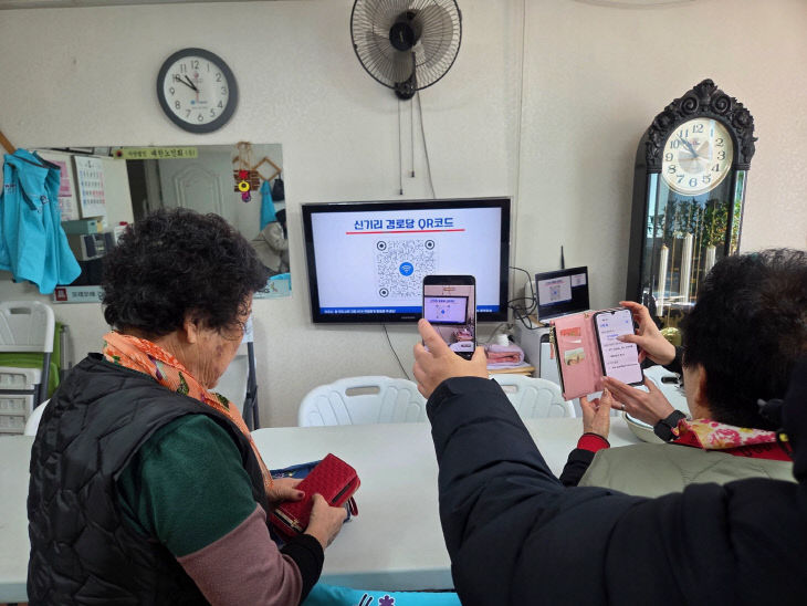 청주시, 경로당 152곳에 공공와이파이 QR코드 서비스 도입.