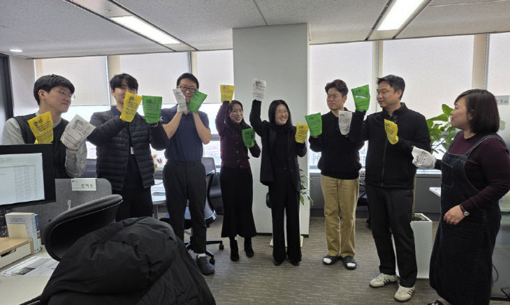 (사진3) 인천항만공사 직원들이 청렴챌린지를 진행하고 있다.