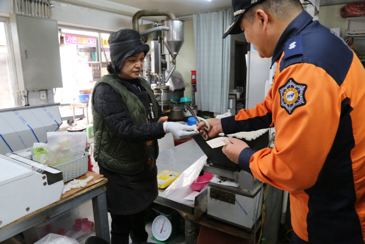 3.3. 공주소방서, 작은 불빛도 놓시장 소화패치 배부 (4)