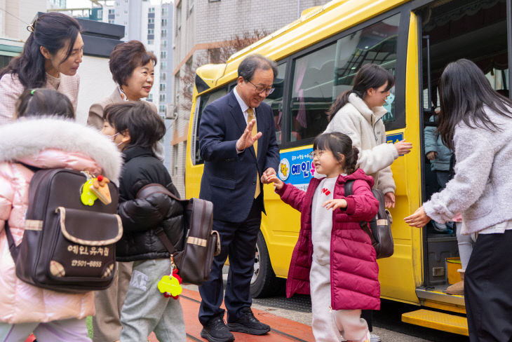 동래구 소재 유치원 아침 등교 맞이 모습(김석준 교육감)