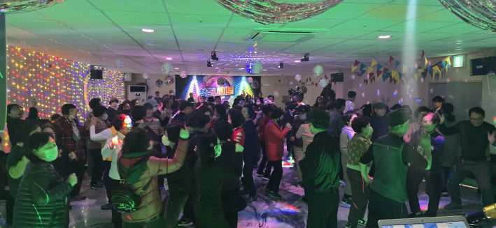 다시 춤추는 청춘... 충주시노인복지관 청춘나이트’재개