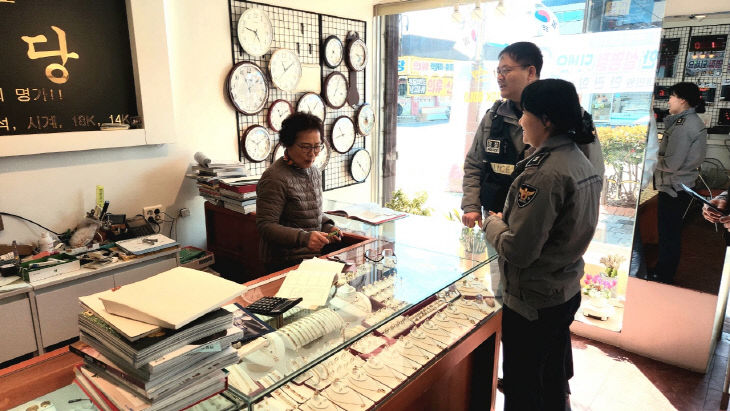 서천서가 금은방을 방문해 범죄예방 방법을 설명하고 있다