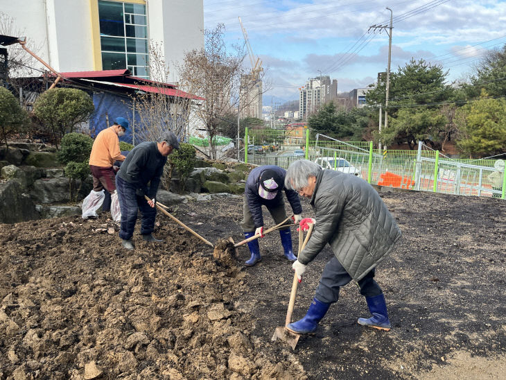 나눔봉사단 텃밭 퇴비작업 사진 (1)