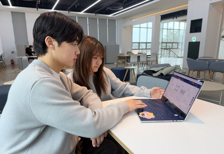 (사진) 한국기술교육대학교 재학생이 K-LXP를 이용하고 있다