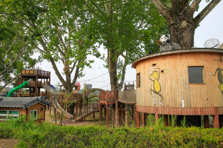 충주 탄금공원 내 나무숲놀이터.(충주시 제공)