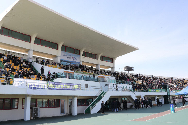 홈경기 개막전 관중석