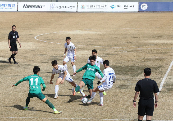 선수들의 치열한 볼 다툼