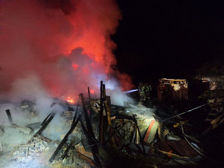 서천소방서가 문산면 주택화재 현장에서 진압 활동을 하고 있다