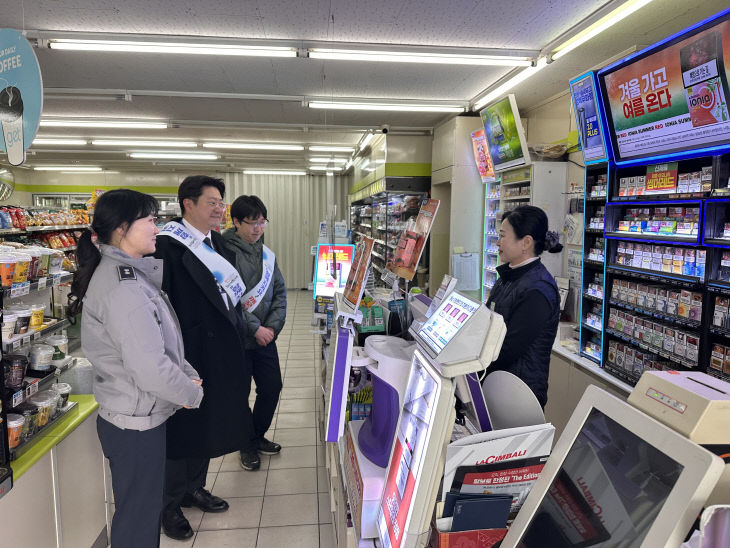 서천서가 학교주변 편의점에서 학생보호 활동을 펼치고 있다