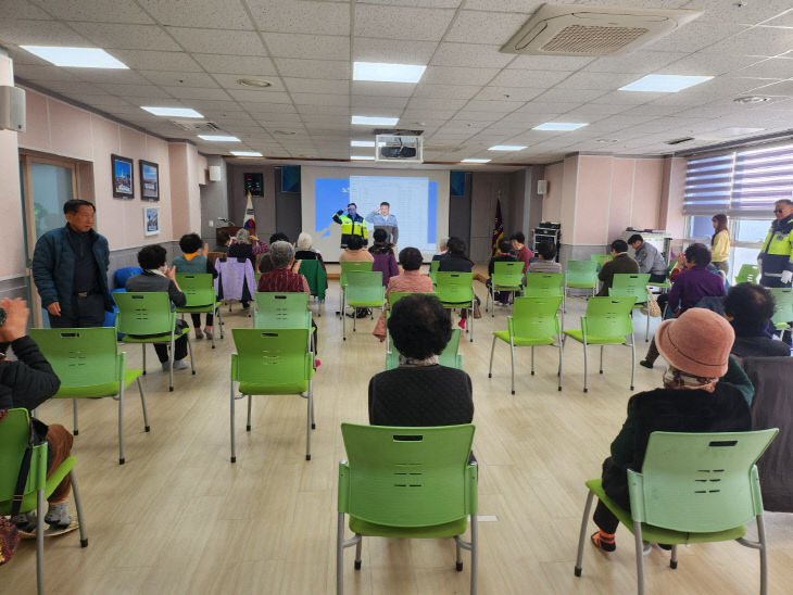 서천서가 고령층을 대상으로 교통안전교육을 하고 있다