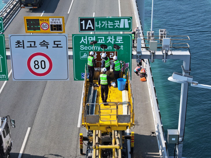 [사진설명2]=광안대교 상층 간판 환경정비
