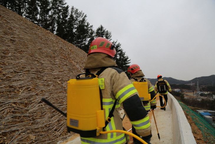 태안소방서 산불전담대가 산불진화 훈련을 실시하고 있다2
