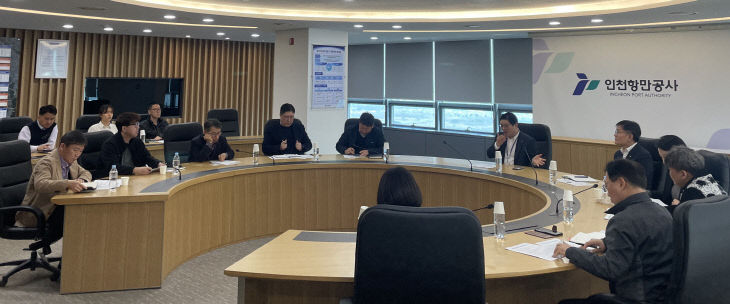 관계자들이 회의를 하고 있다