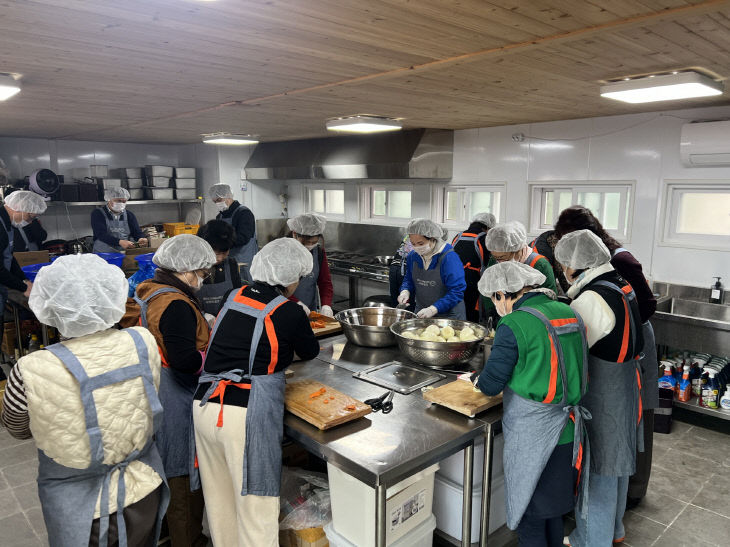 11.따뜻한 한 끼를 위해 음식을 조리하는 밥차 모습