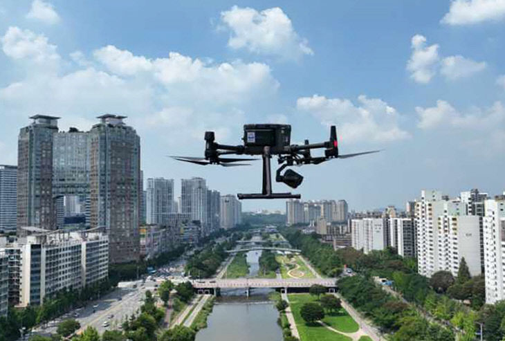 AI반도체과-탄천 하늘을 날고 있는 성남시 드론 모습