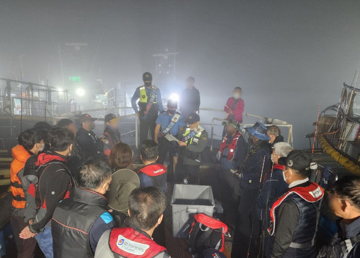 태안해경이 낚시어선 출항 전 사전 안전점검을 하고 있다