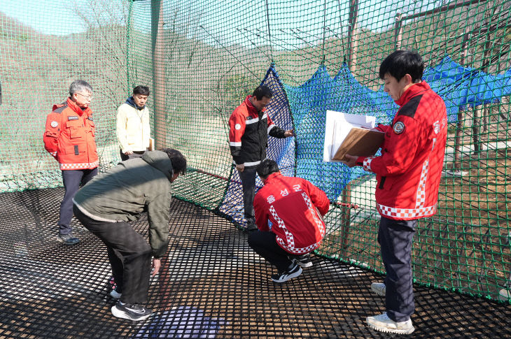 조병옥(사진 오른쪽에서 세 번째) 군수가 '봉학골 산림레포츠단
